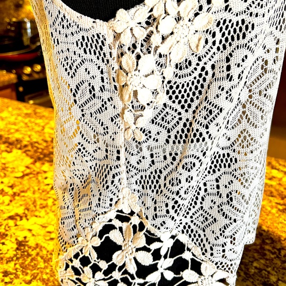Kimchi Blue Ivory Lacy Flowers Crochet Tank Top NWT Size Small - Picture 4 of 13